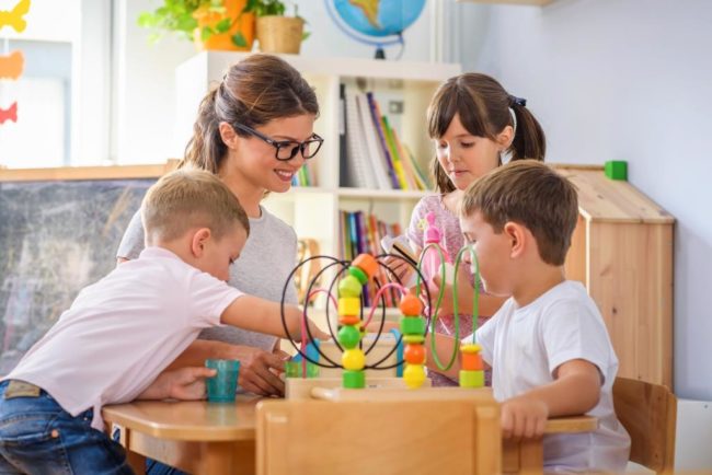Erzieherin und Kinder