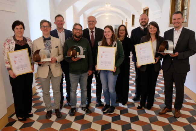 Mit dem Johanna-Frank-Preis 2025 ehrte das Bündnis für Familien den pädagogischen Regional-Player  LearningCampus aus Trabitz, die Raiffeisenbank Floß und die ärztliche Gemeinschaftspraxis Wiesendeck in Vohenstrauß-Eslarn.  Es gratulierten Regierungsvizepräsidentin Christiane Zürn und die Jury-Mitglieder und Laudatoren Landrat Andreas Meier, Bürgermeister Lothar Höher und Geschäftsführer Bernhard Lang von der Agentur für Arbeit.